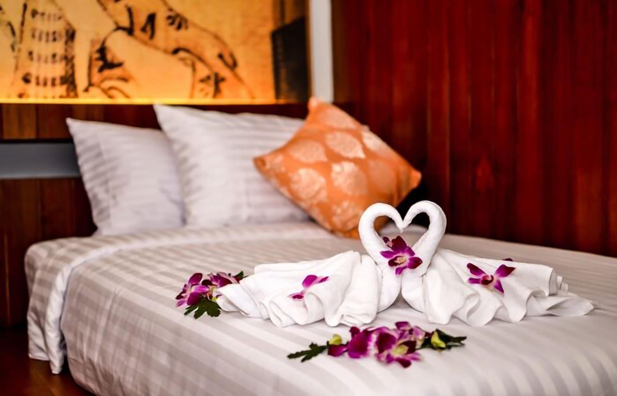 Lap Roi Karon Beachfront By Shanaya Buitenkant foto