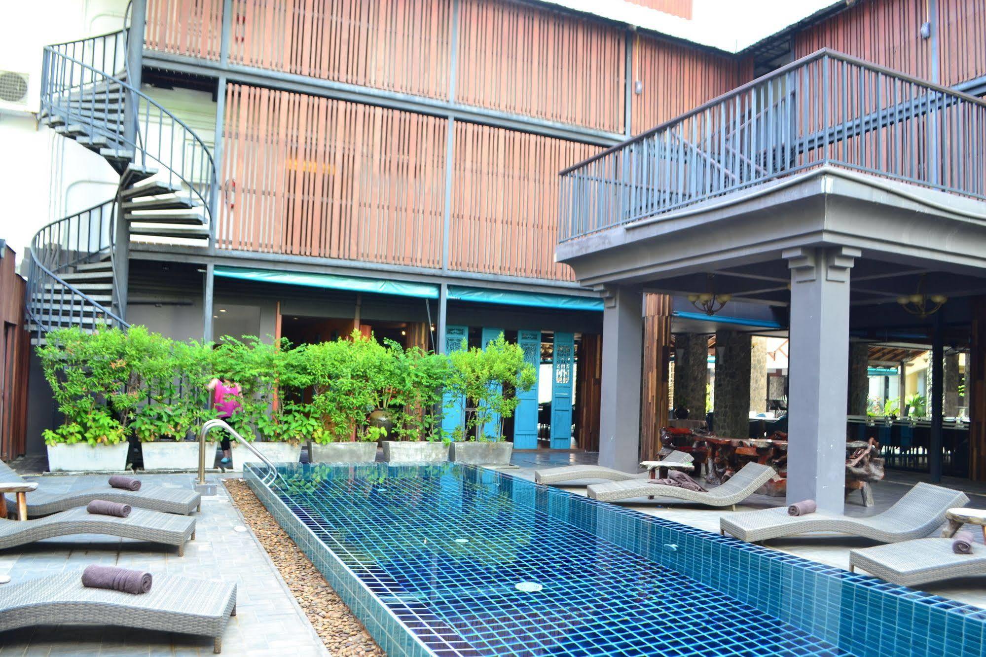 Lap Roi Karon Beachfront By Shanaya Buitenkant foto